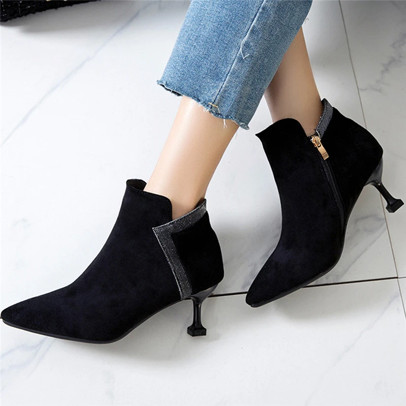 Женские ботинки для отдыха однотонные с острым носком на тонком каблуке средней