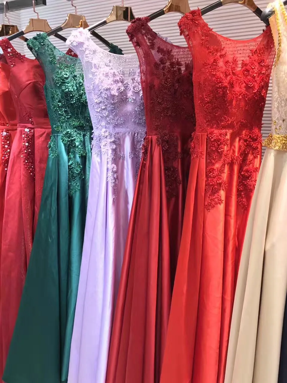 Женское атласное вечернее платье SSYFashion роскошное длинное бальное без рукавов с