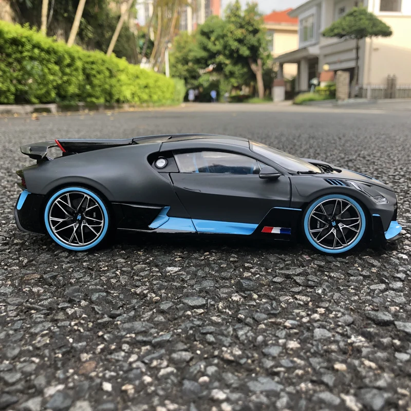 Модель гоночного автомобиля Bugatti Chiron Sport Divo Bburago 1:18 новая в коробке