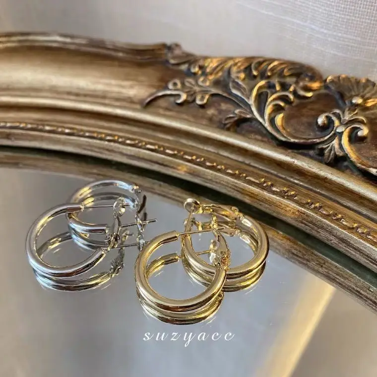 

2021 новые лаконичные модные блестящие боковые круглые серьги в стиле INS для женщин золотые круглые серьги оптовая продажа ювелирных изделий