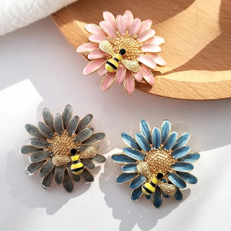 

Exquisite Little Bee Daisy Flower Brooches for Women Sweet Costume Enamel Corsage Creative Animal Plant Pins Clothes Accessories