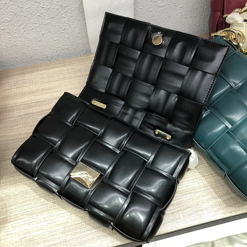 

Women Metal Chain PU Leather Weaving Handle Bag Luxury Fashion Design Plaid Shoulder Bag Comfortable Pillow Shape Bag