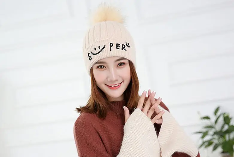 Толстая теплая вязаная шапка Зимняя женская с вышитым смайликом Шапка бини