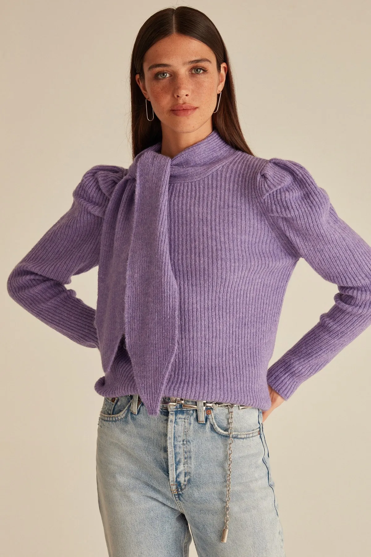 Женский трикотажный свитер со шнуровкой и вырезом на плече | Женская одежда