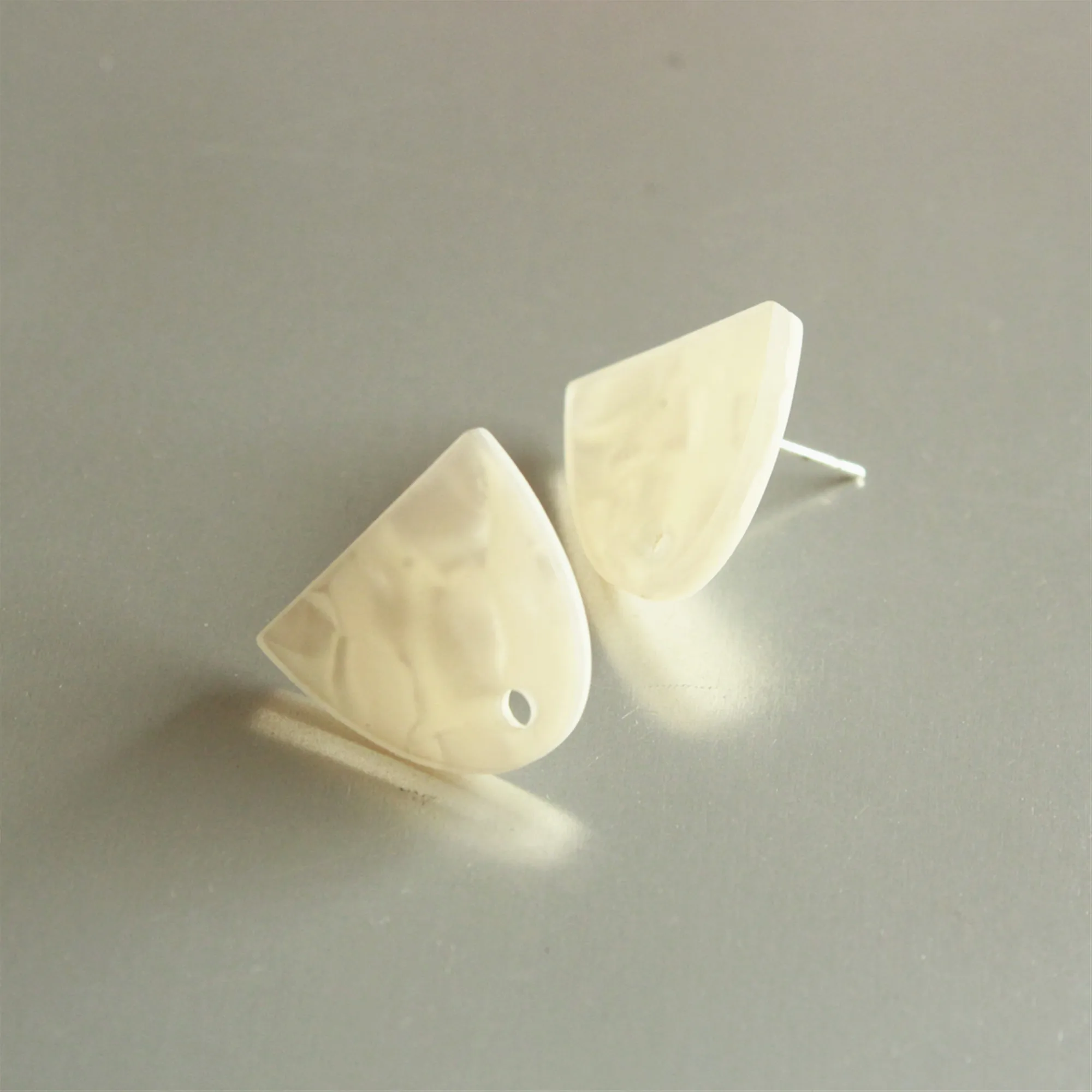 Акриловые серьги гвоздики цвета слоновой кости с мраморным рисунком акриловые 15