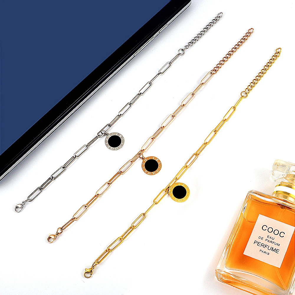 Ожерелье с подвеской черными римскими цифрами и золотыми звеньями