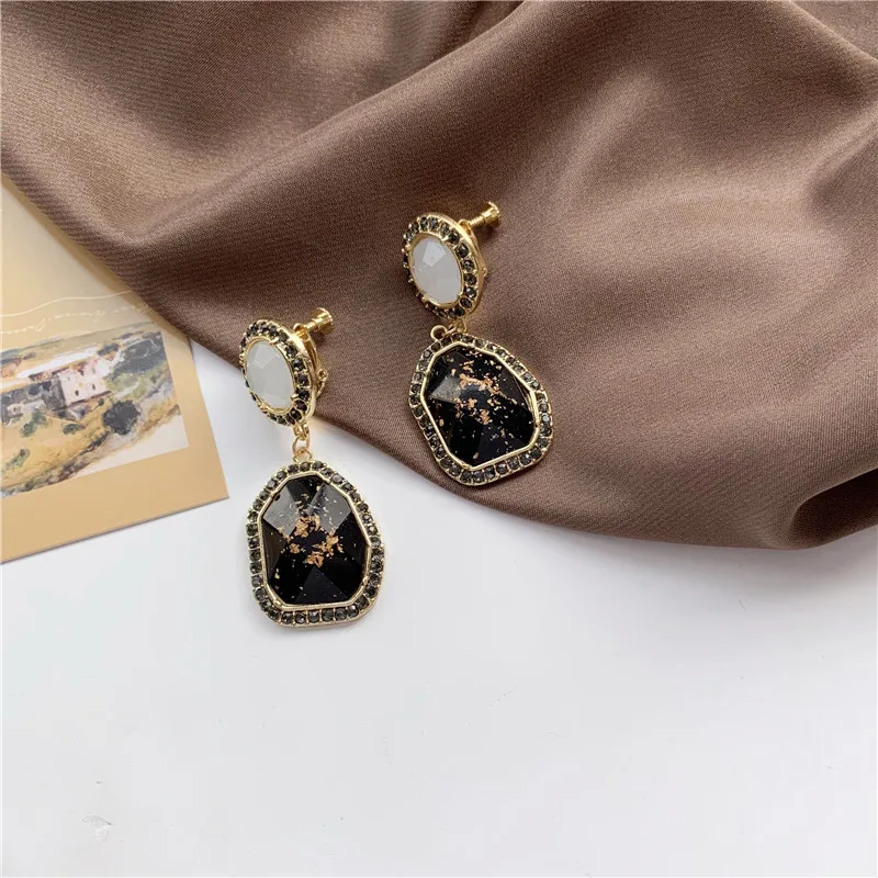 

Black gold foil irregular dark palace restoring ancient ways wind earring Korea contracted earrings female temperament