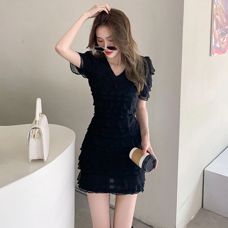 Женское мини платье с каскадными оборками повседневное элегантное черное в
