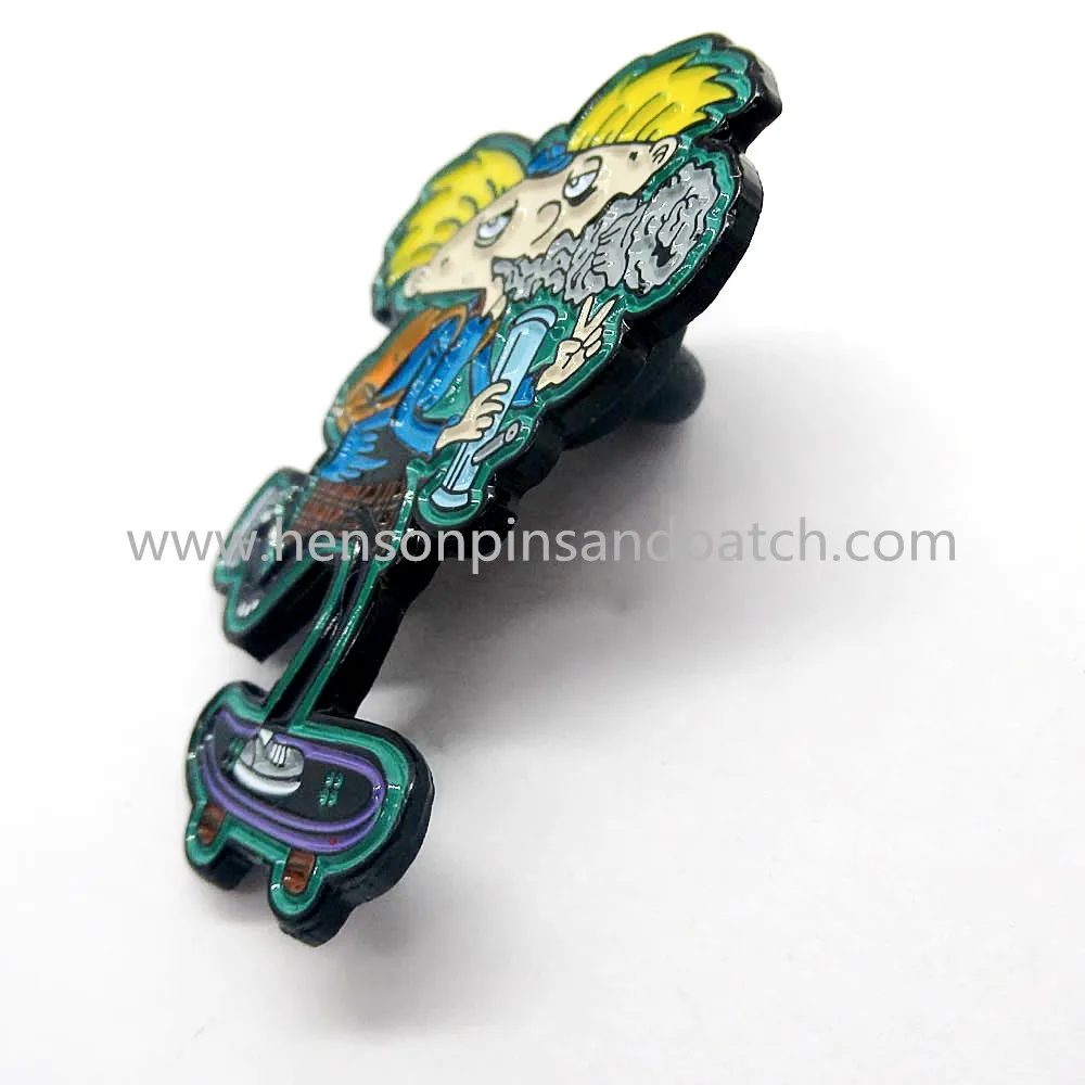 Розничная и в наличии черный металлический мягкий эмалевый значок для