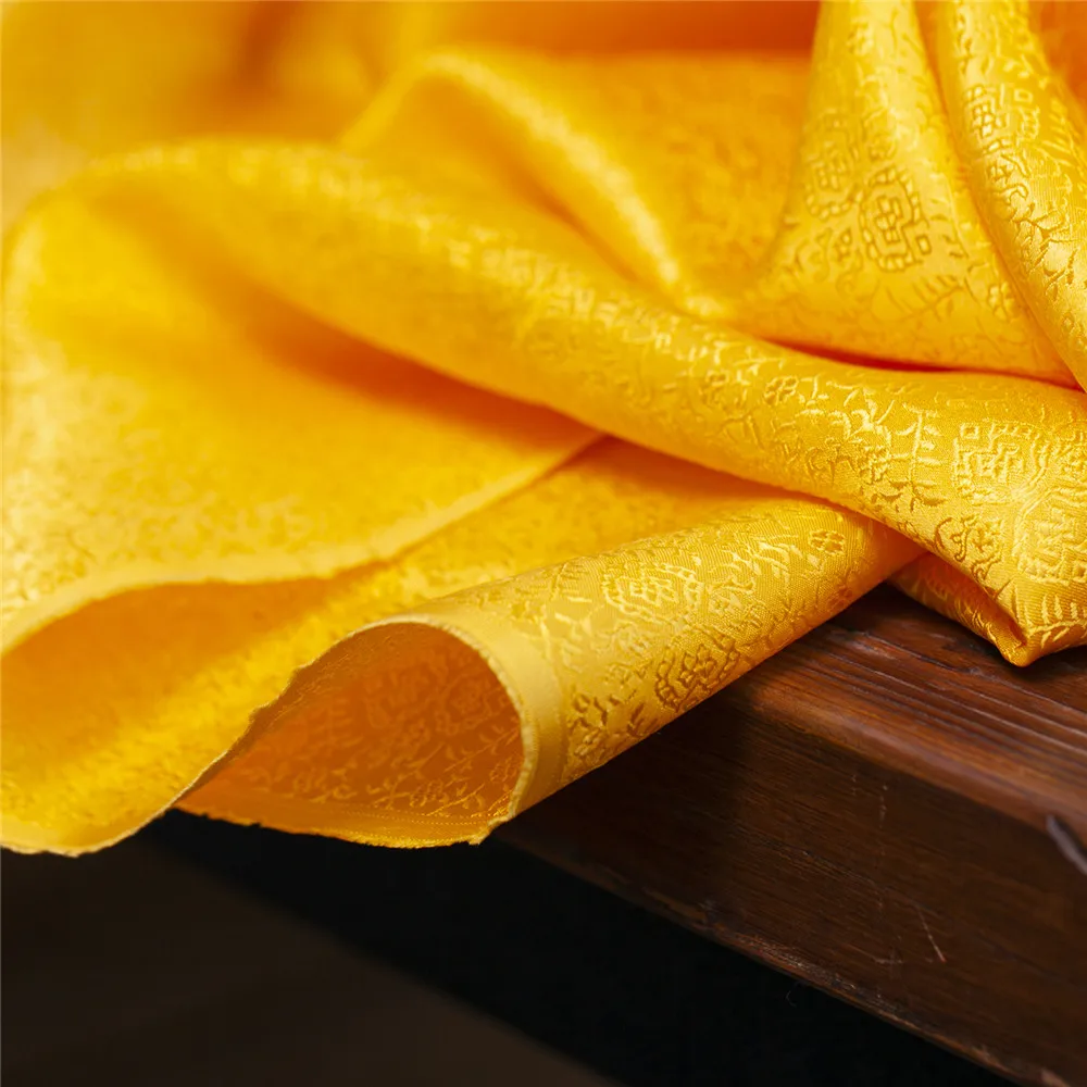 Жаккардовая с цветочным узором золотисто-желтая чистая шелковая ткань