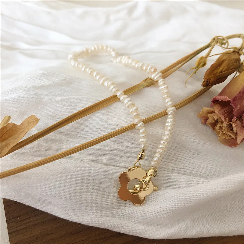 

Kpop retro Natural Freshwater pearl Necklace Short Choker Flower Clavicle Chain Necklace for Women Party Aesthetic Jewelry Gift