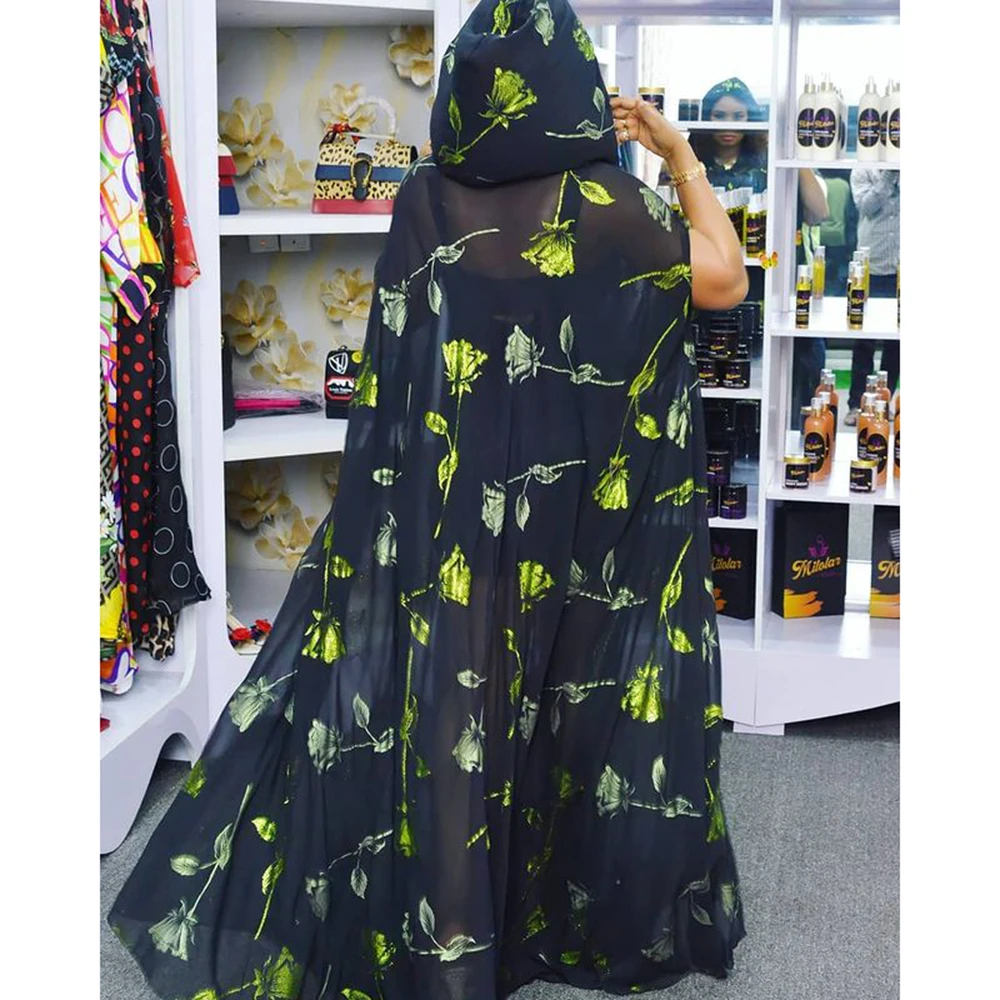 Длинное платье с капюшоном в африканском стиле зеленым принтом свободного