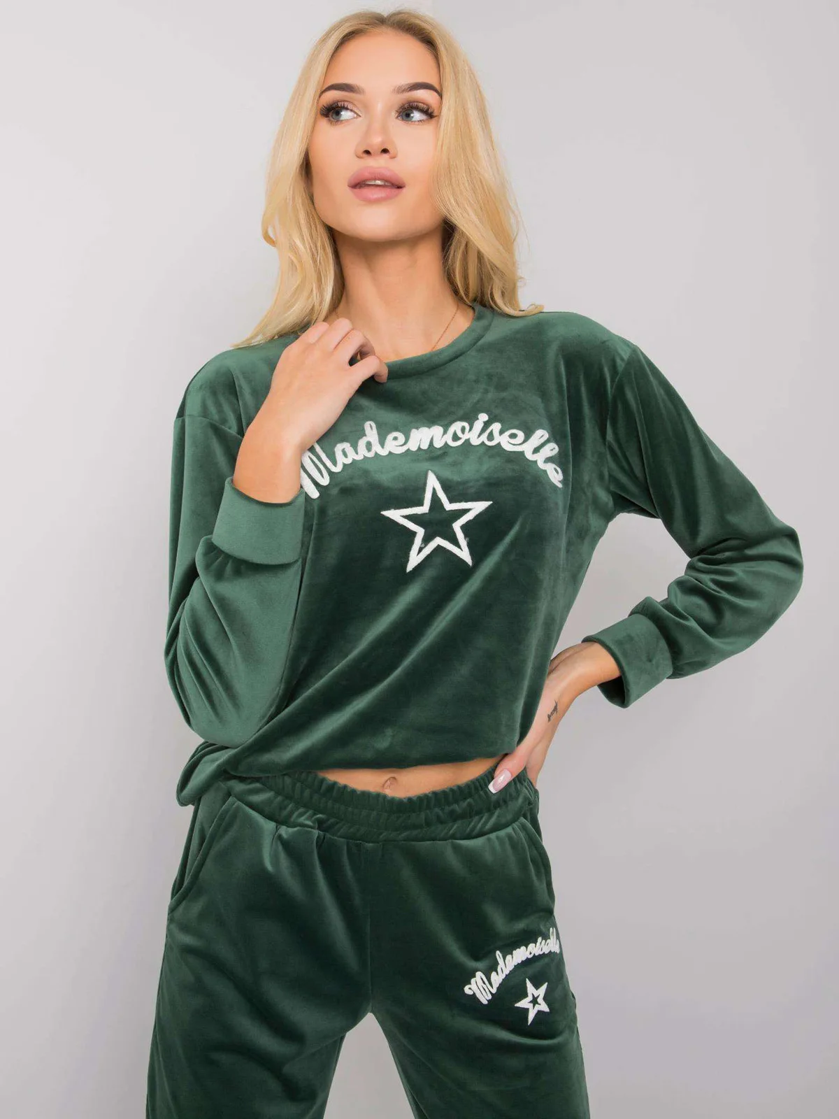 

2021 autumn and winter new European and American women's two-piece gold velvet round neck casual sportswear suit