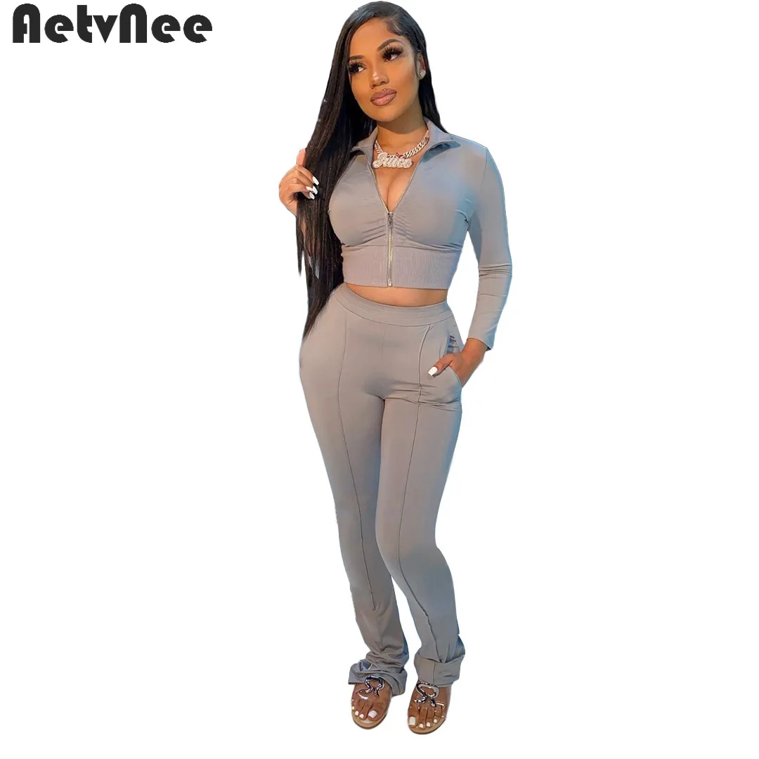 

Женский спортивный костюм из двух предметов, однотонный укороченный топ на молнии с длинными рукавами и карманами, облегающие эластичные б...