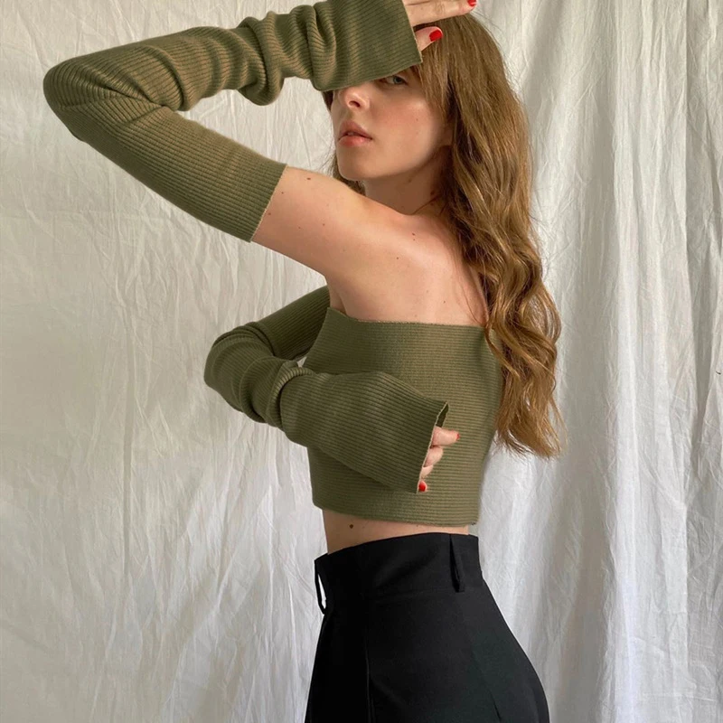 Женский трикотажный топ Cryptographic зеленый укороченный с открытыми плечами и