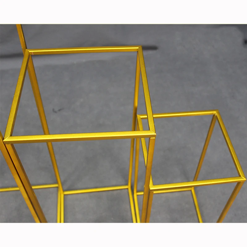 Прямоугольной формы из золотистого металла свадебные в виде цветочных арок