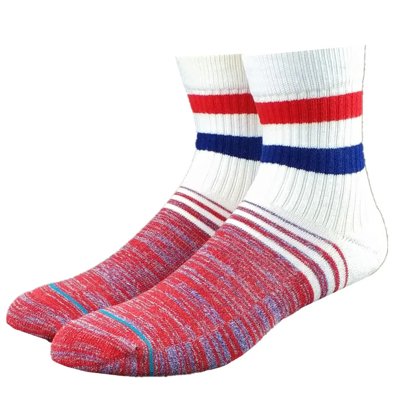 

Толстые мужские носки с красными и синими полосками
