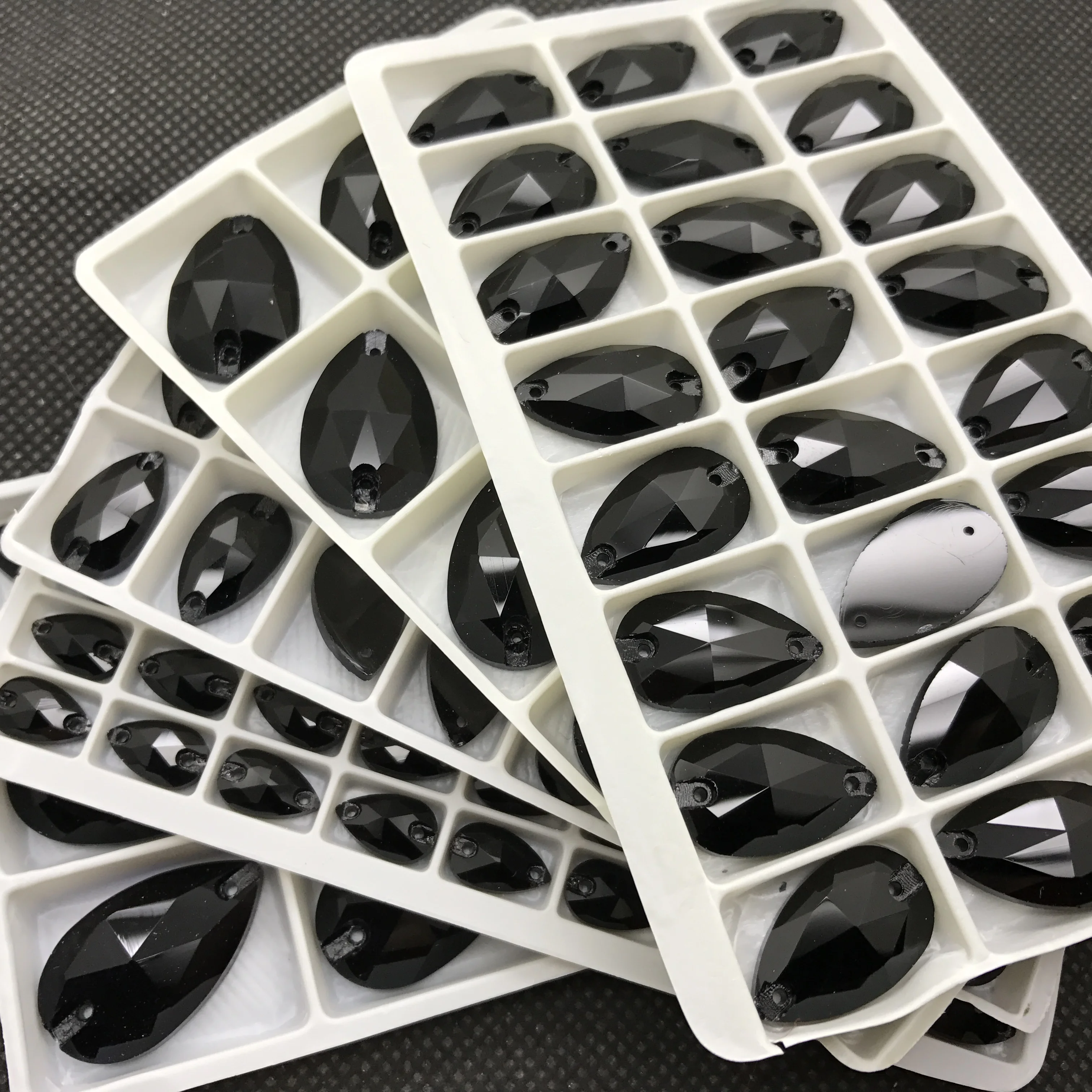 Все размеры цвета каплевидные пришивные стразы с плоским дном 2 отверстия