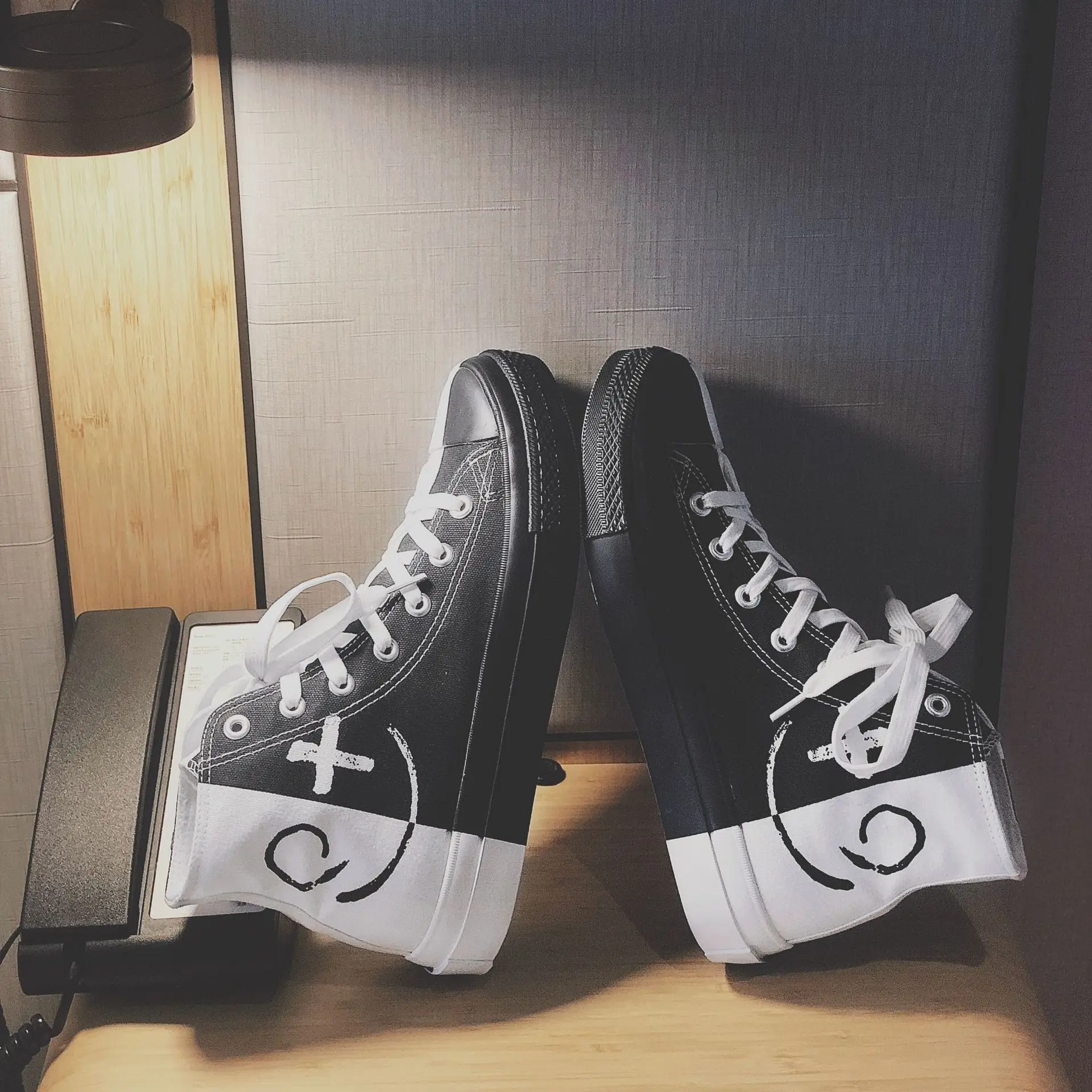 Новейшая классика брендовая Дизайнерская обувь Цвет черный белый из парусины