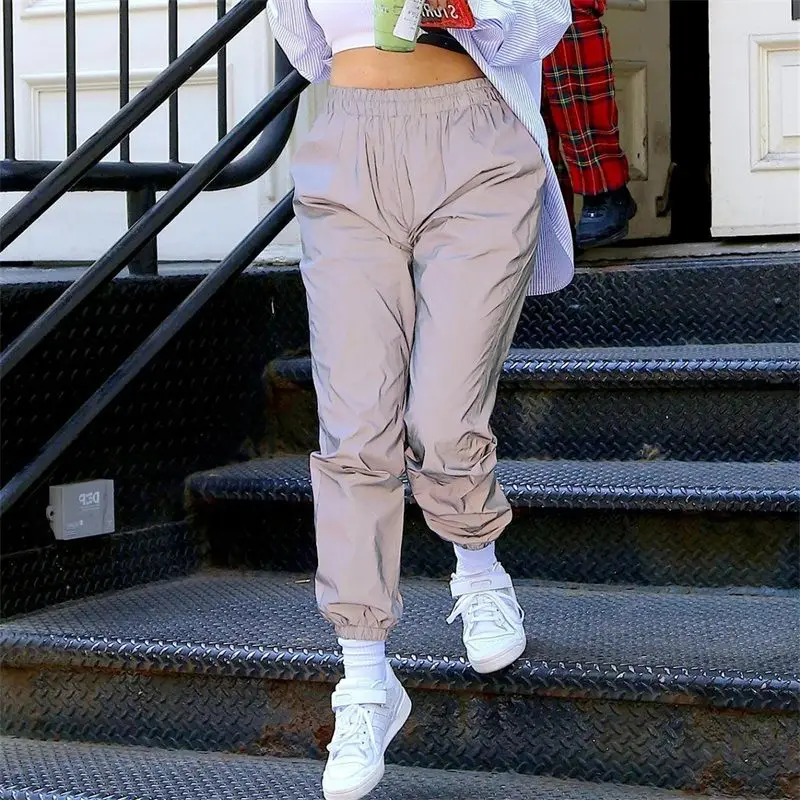 укороченные спортивные штаны женские. женские джоггеры фила. попка в серых штанах. серые штаны женские спортивные свободные. спортивныештаеы для девушек.