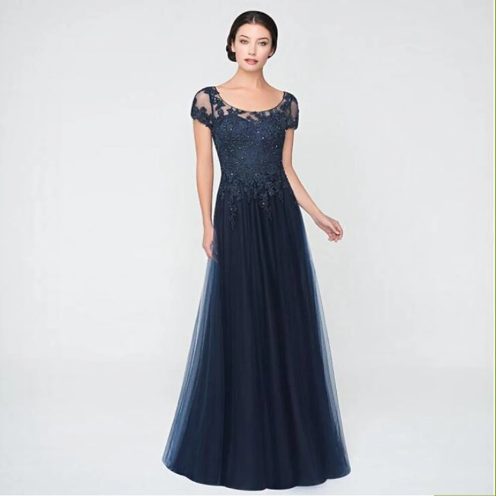 Изящные длинные темно синие трапециевидные платья с глубоким вырезом для матери