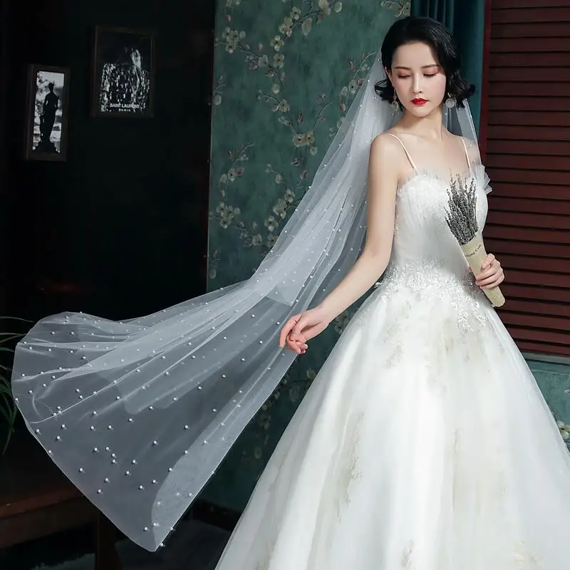 Белая двухслойная короткая свадебная вуаль с расческой расшитая блестками фата