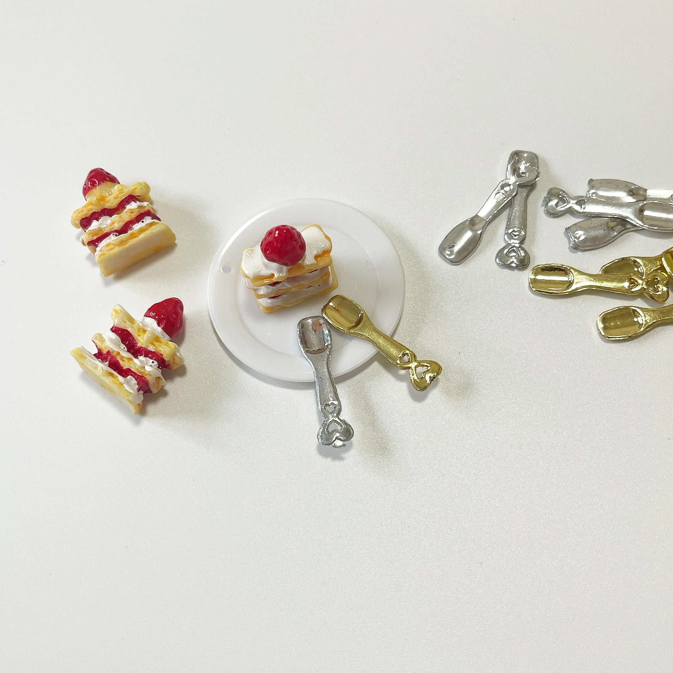 

50PCS/LOT Fake Mini Gold Silver Spoon Cute for DIY Dollhouse Decoration Miniature Spoon Model Plastic Crafts Accessories