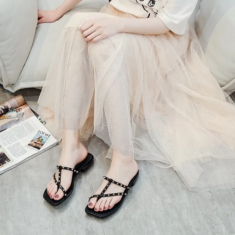 

2020 summer new rivet sandals and slippers women thick with Roman clip toe wear sandals and slippers fairy wind slippers Z876