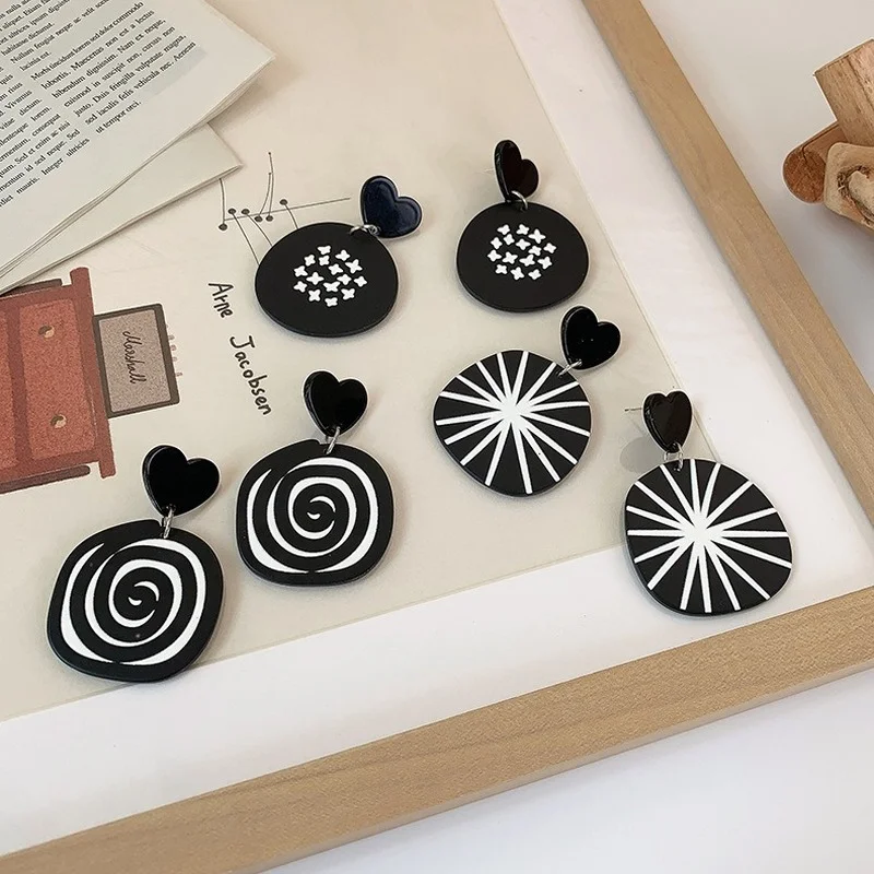 

U-Magical Geometric Acrylic Black White Contrast Color Dangle Earring for Women Smile Face Flower Heart Star Earring Jewellery