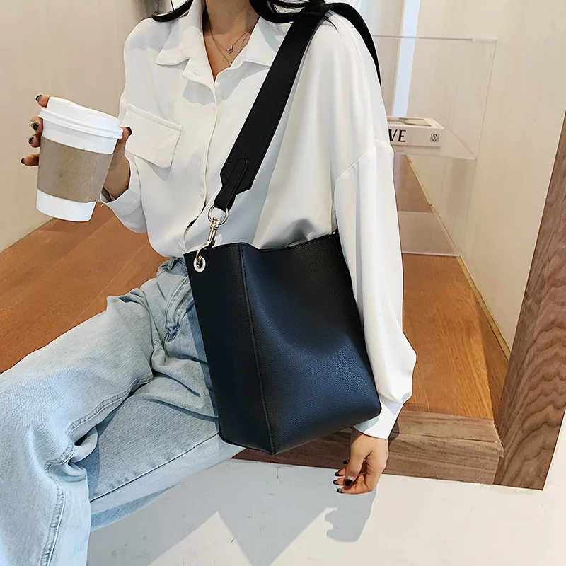 

High Quality Simple Ladies One-shoulder Small Bag Female 2020 Popular New Trendy Fashion Net Celebrity Messenger Bucket Bag