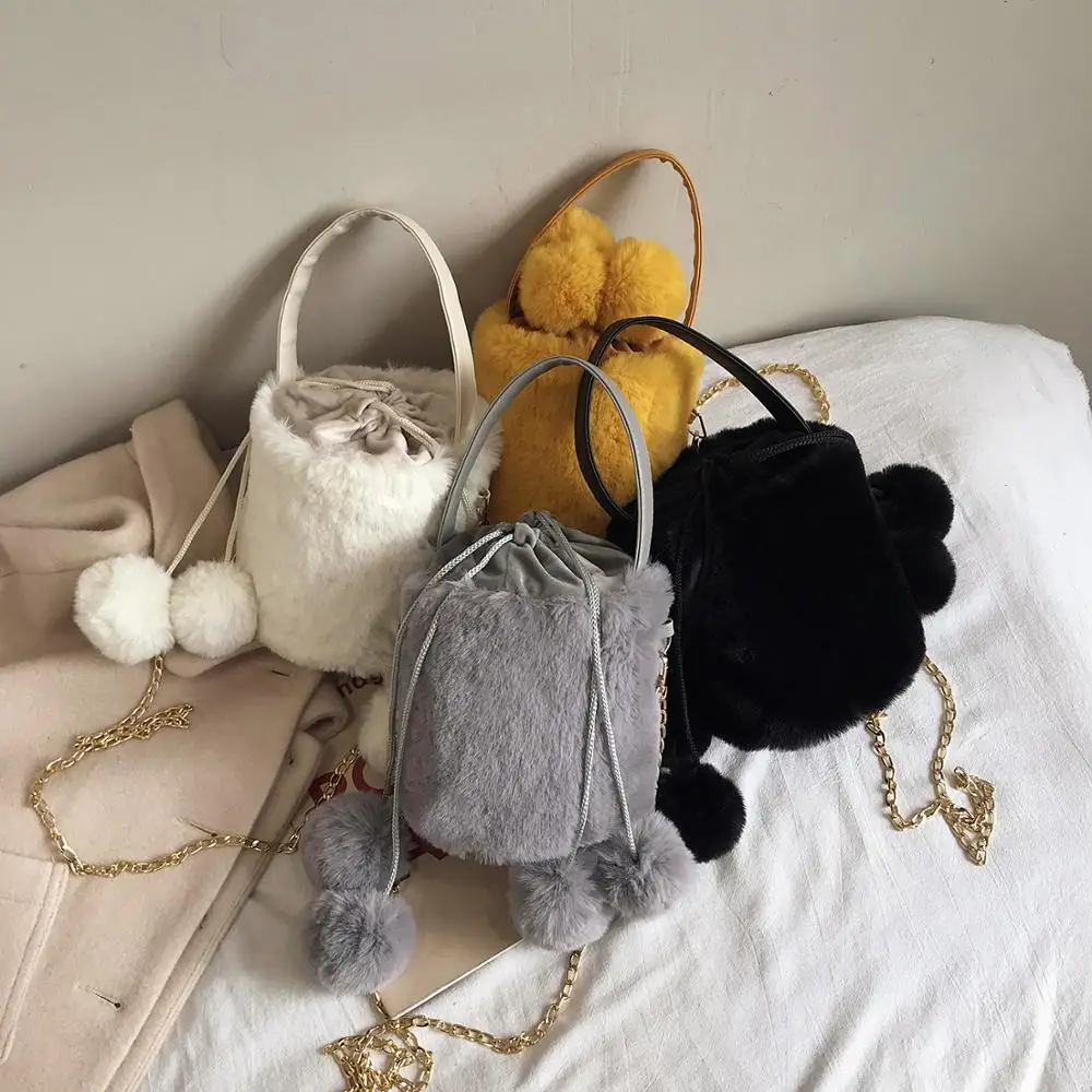 Милая пушистая женская сумка в виде шара на металлической цепочке меховая