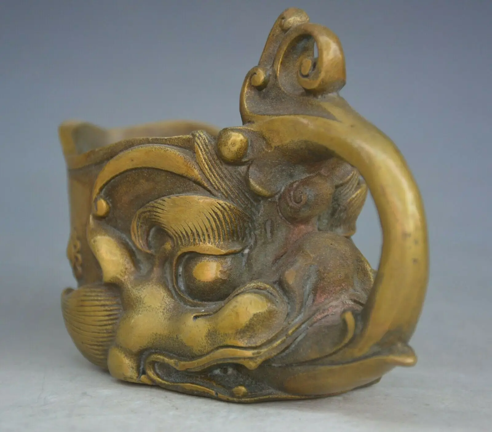Китайская латунная Статуэтка богов чудовище Голова Животного Ручка Кубок