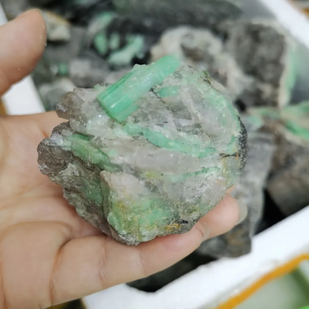 Натуральные изумрудные необработанные камни кварцевый исцеляющий камень