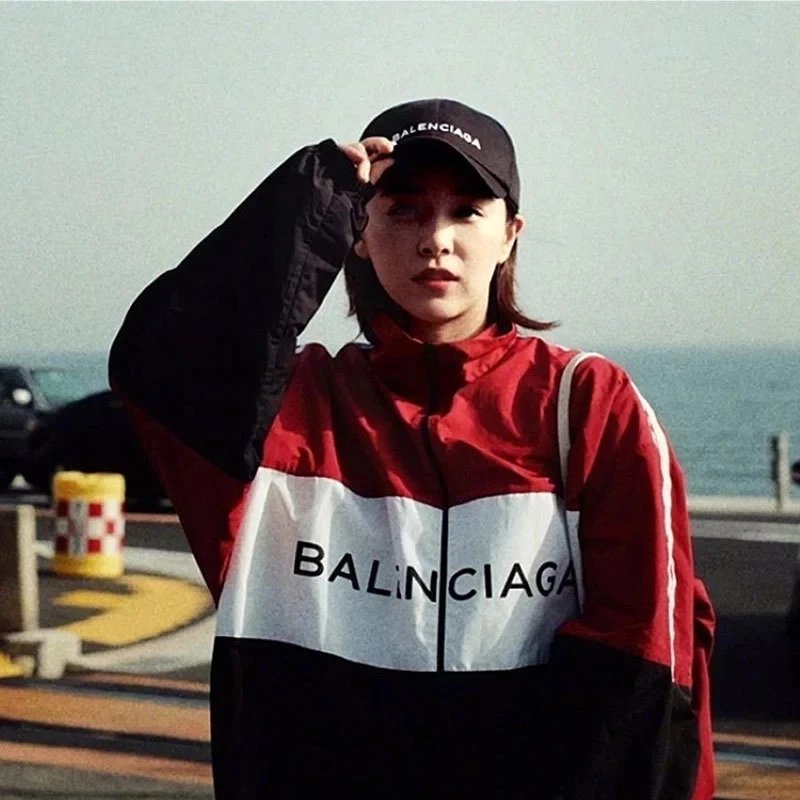 

2021 primavera verão novo alfabeto impressão splicing quente poeira casaco fino das mulheres dos homens mais tamanho solto costu