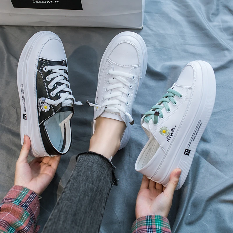 

2021 Summer Fashion Women Casual Shoes Slip-in Loafers Small Chrysanthemum Totem Light Flat Shoes No Lace-up New Black White