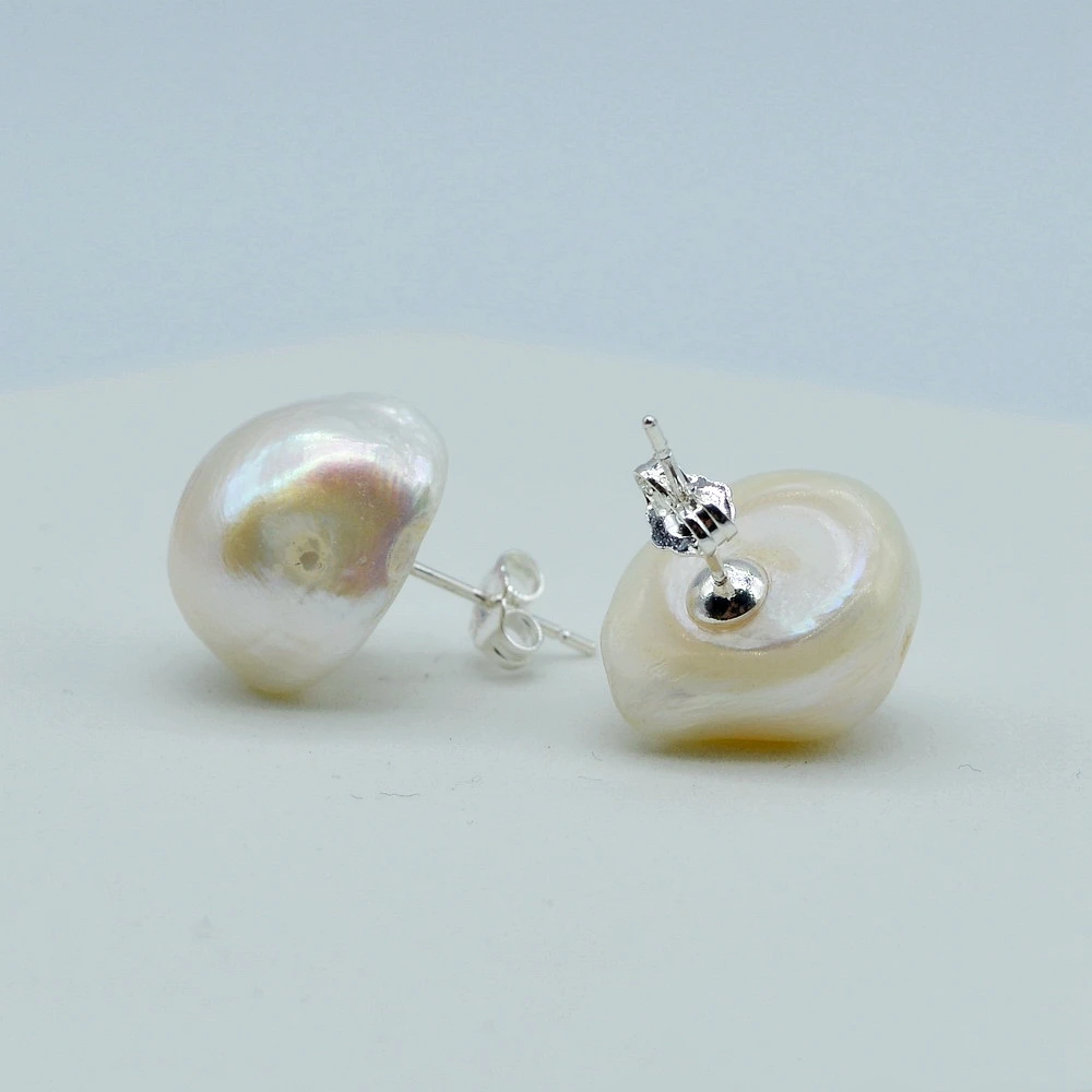 Женские простые серьги. Белый барочный натуральный модельный жемчуг. 925 пробы