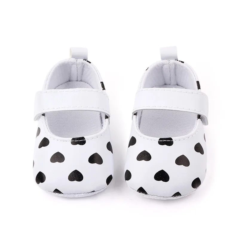 Модная обувь для маленьких девочек с милым сердцем младенцев из ПУ первых шагов