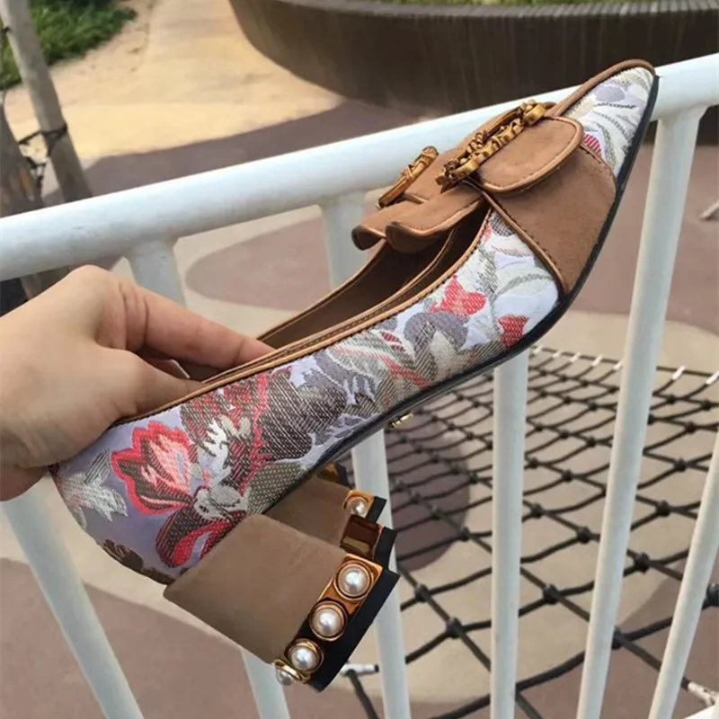 

Роскошная женская обувь; Натуральная кожа женская обувь шелк удар с вышивкой женские тонкие туфли на высоких каблуках, украшенные жемчугом,...