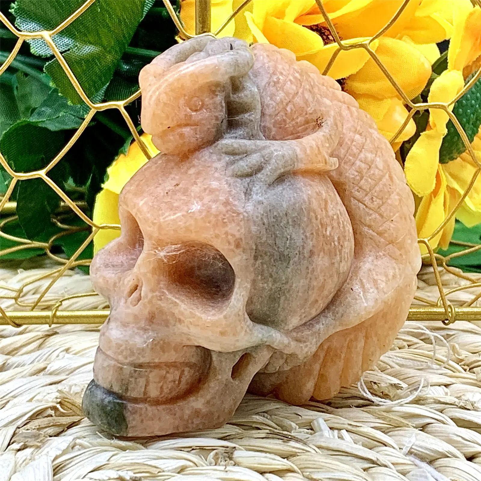 

Multi-color Lizard on the Skull Hand-craved Jade Home Decoration Figurine