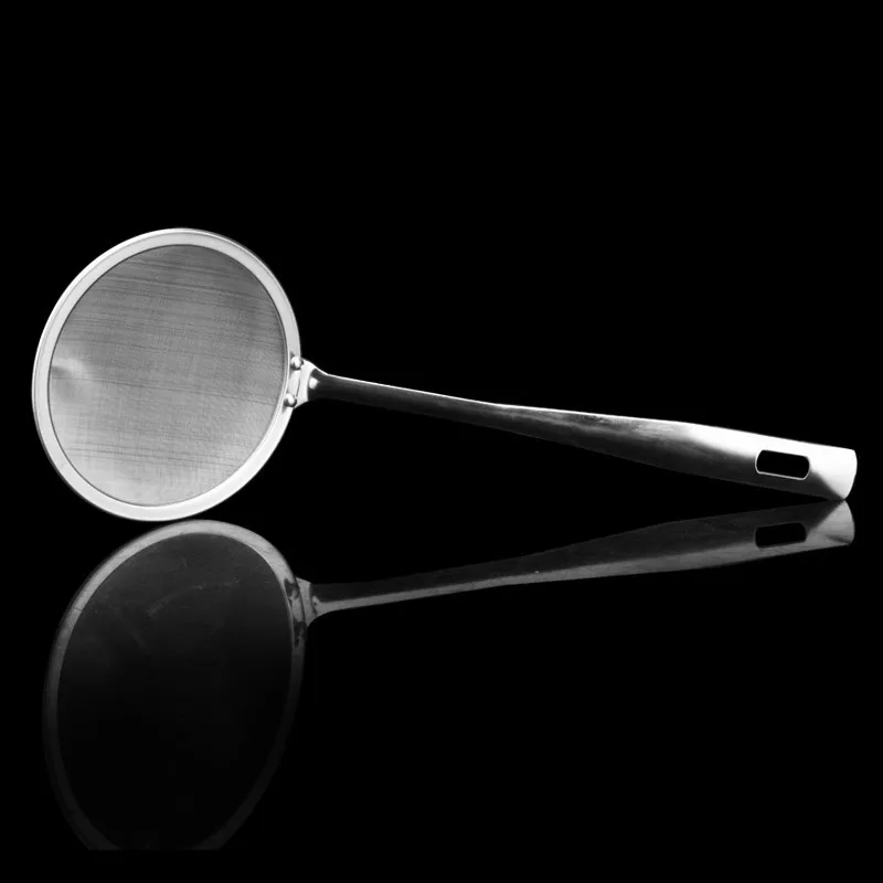 Кухонные приспособления: ковш с фильтром из нержавеющей стали с тонкой сеткой для сливания масла из жареной пищи.