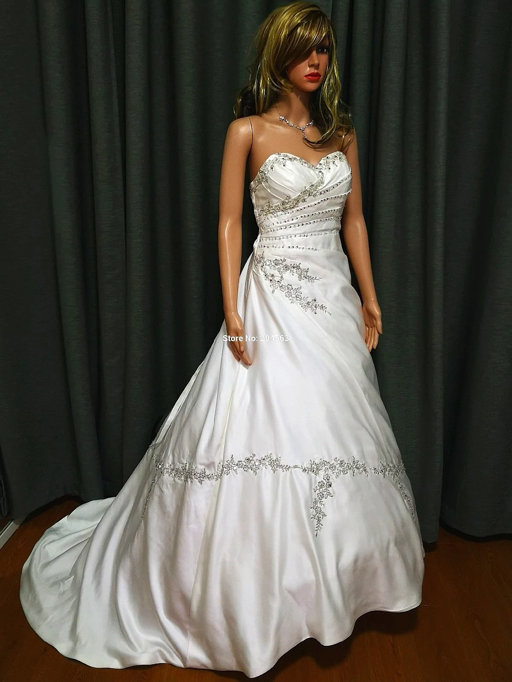 В наличии ТРАПЕЦИЕВИДНОЕ атласное свадебное платье с аппликацией потрясающее