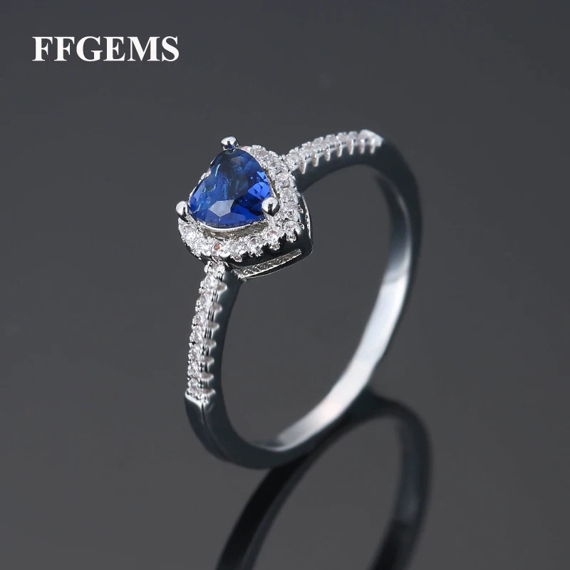 Серебряное кольцо с аметистом сердцем и драгоценными камнями синим сапфиром