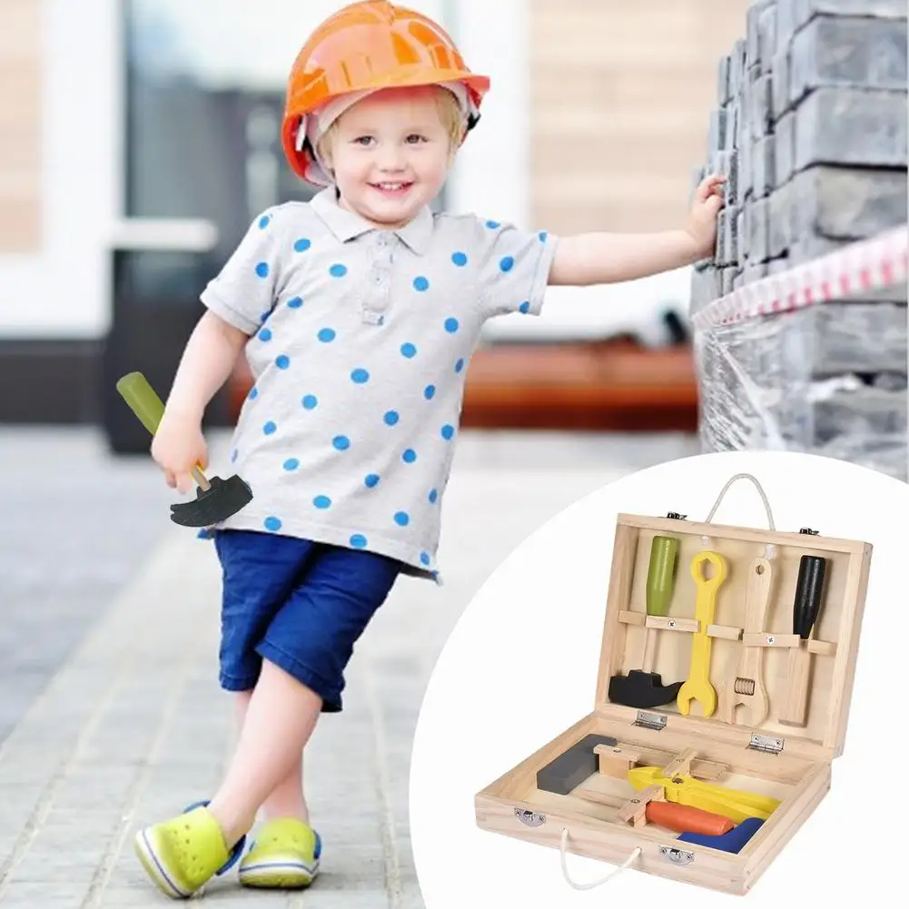 Ящик для инструментов с разноцветными деревянными инструментами