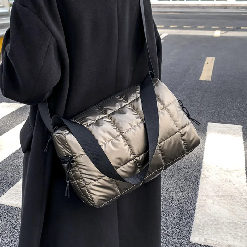 

Большие нейлоновые бостонские сумки для женщин, зимняя новая Наплечная Сумка с пухом и перьями, стеганая сумка через плечо, Женская объемна...