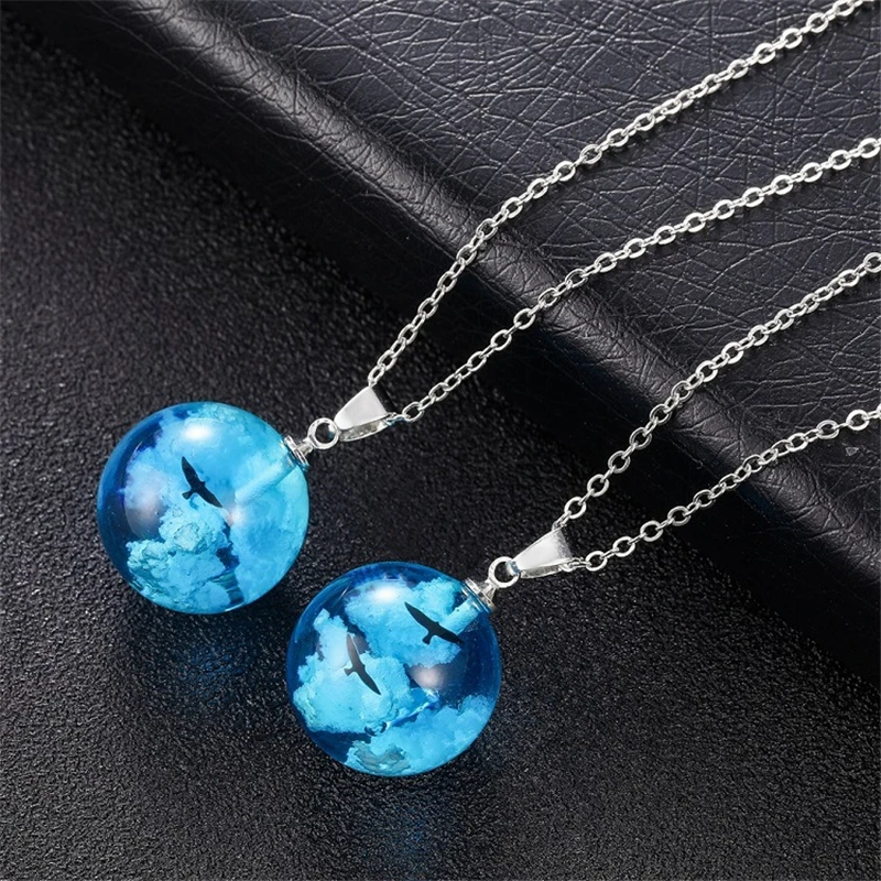 Ожерелье женское из прозрачной смолы с подвеской шариком Луной и голубым