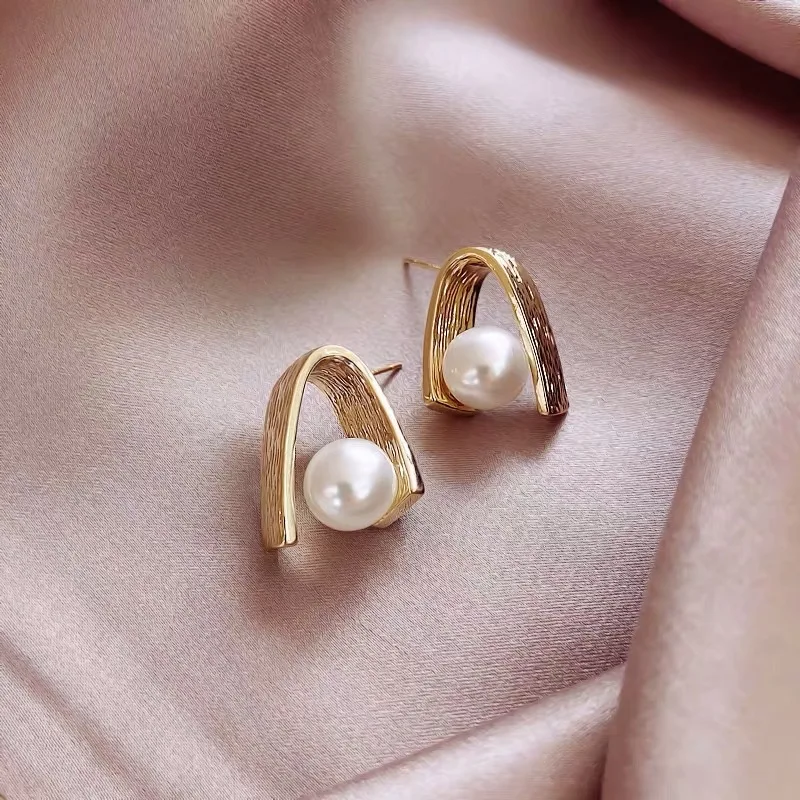 Женские серьги-гвоздики с жемчугом под золото | Украшения и аксессуары