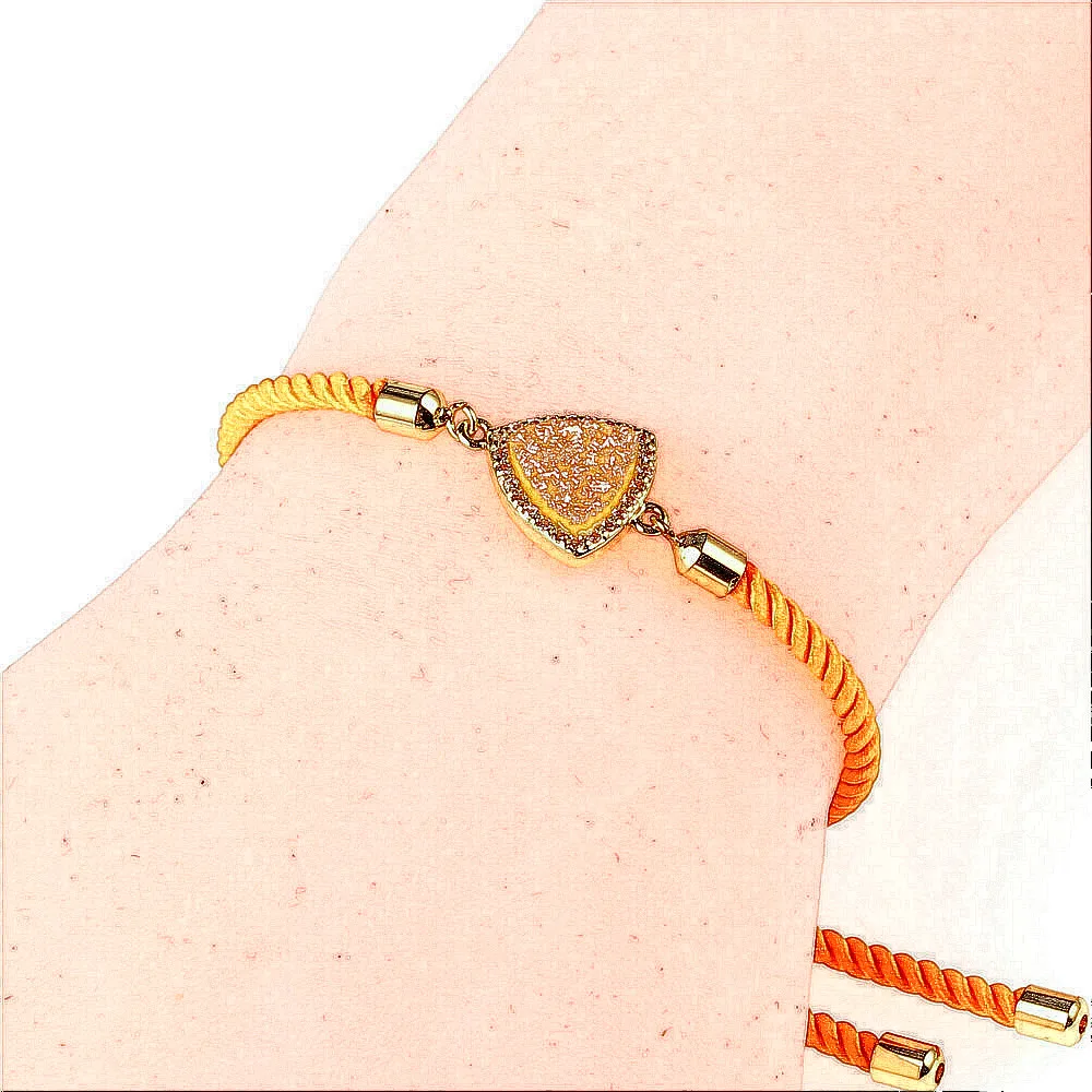 Женский треугольный браслет с фианитами красный на запястье украшенный