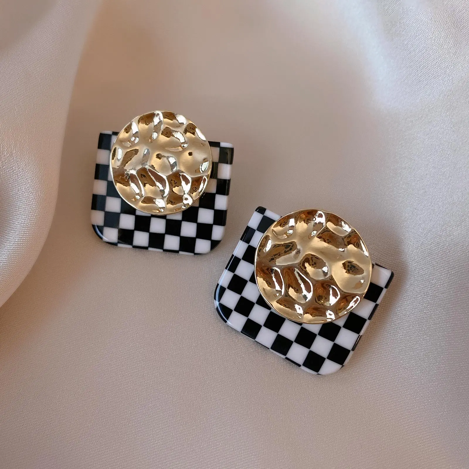 

Корейский Новый дизайн, модные ювелирные изделия, Большая квадратная акриловая черная и белая искусственная кожа, элегантные женские серьг...