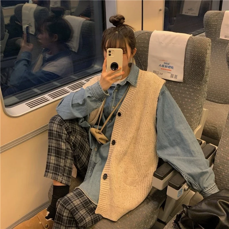 Женский трикотажный жилет с V-образным вырезом на осень/зиму |