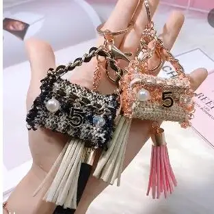 Брелок для ключей с камелией ручной работы | Украшения и аксессуары